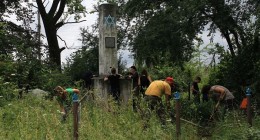 волонтеры очищают территорию у памятника евреям Борислава волонтеры очищают территорию у памятника евреям Борислава
